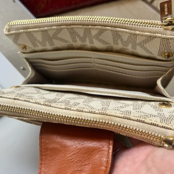 Michael Kors Fulton Small Crossbody - Picture 4 of 8